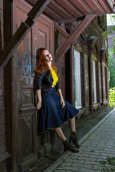 Red Haired Girl Stands Old Wooden House — Stock Photo, Image