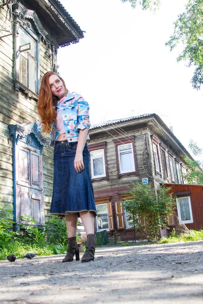 Vörös Hajú Lány Áll Régi Fából Készült Ház — Stock Fotó