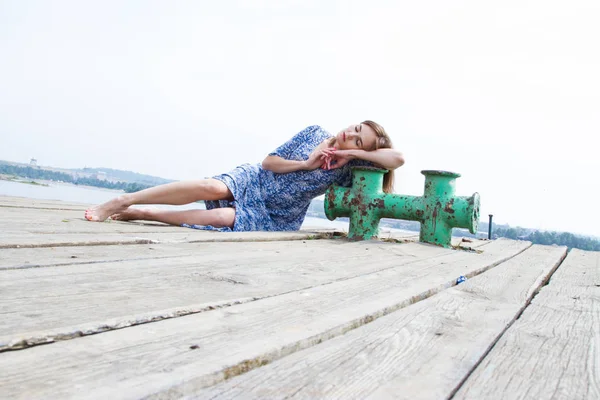 Chica Está Acostada Viejo Muelle Madera — Foto de Stock