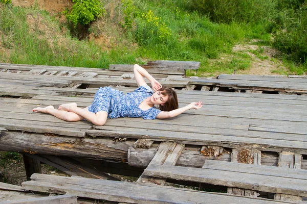 Chica Está Acostada Viejo Muelle Madera —  Fotos de Stock