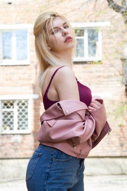 Eski evin kemer arka planda pembe deri ceket blonde