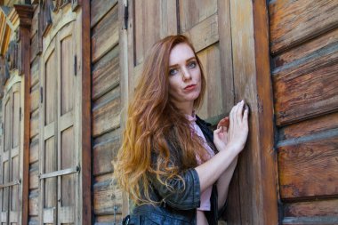 Çilli kızıl saçlı genç kızın portresi