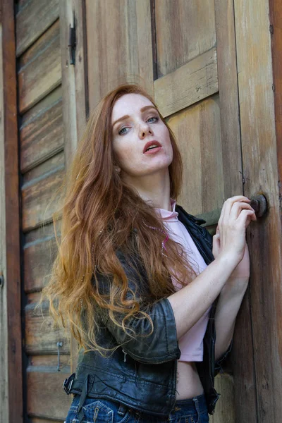 Portret Rudowłosy Młoda Dziewczyna Piegami — Zdjęcie stockowe