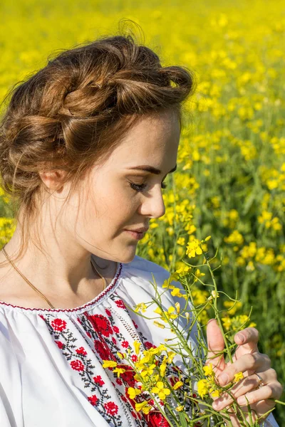 Dziewczyna Narodowej Ukraińskiej Koszulce Polu Wśród Kwiatów — Zdjęcie stockowe