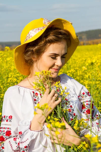 Girl National Ukrainian Shirt Field Wildflowers — Stock Photo, Image