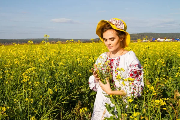 Pige Den Nationale Ukrainske Skjorte Mark Blandt Vilde Blomster - Stock-foto