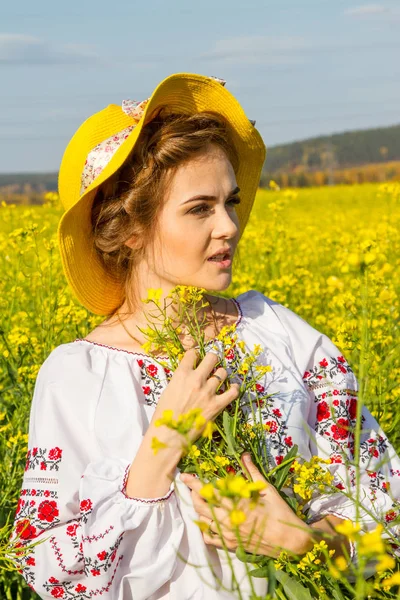 Dziewczyna Narodowej Ukraińskiej Koszulce Polu Wśród Kwiatów — Zdjęcie stockowe
