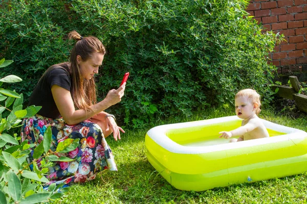 Дитина Плаває Басейні Мати Знімає Його Телефоні — стокове фото