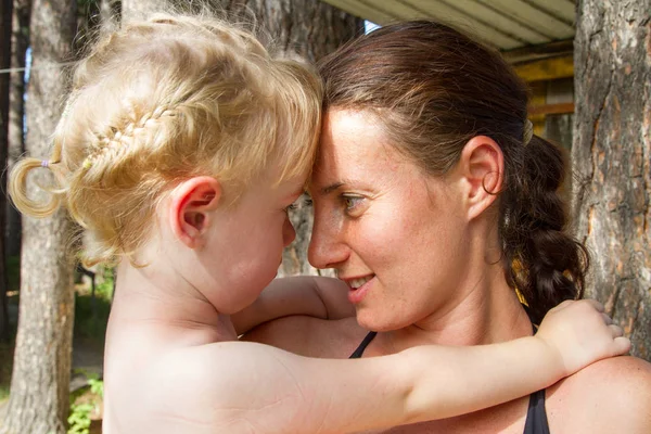 Mamá Con Una Hija Pequeña Amigos Inseparables — Foto de Stock