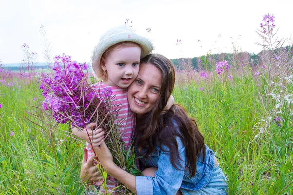 Madre Con Hija Pequeña Entre Flores Silvestres — Foto de Stock