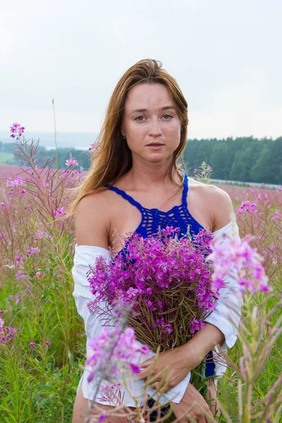 Chica Con Ramo Flores Silvestres — Foto de Stock
