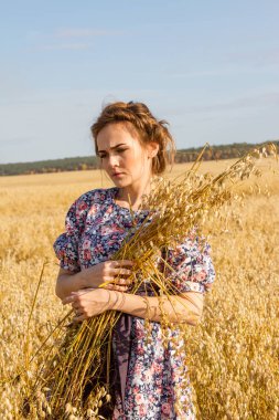 kız ellerinde kulakları ile bir alanda duruyor