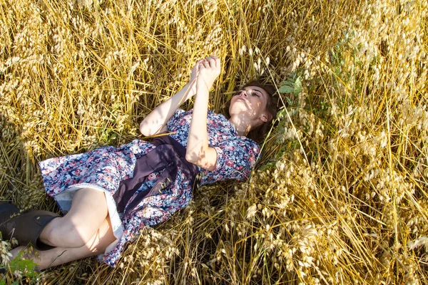 Ragazza Giace Nel Campo Tra Orecchie Mature — Foto Stock