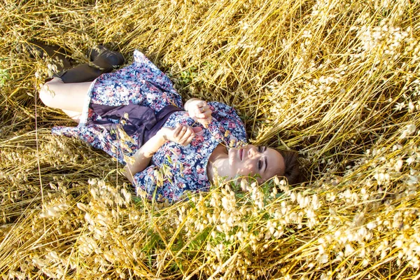 Ragazza Giace Nel Campo Tra Orecchie Mature — Foto Stock