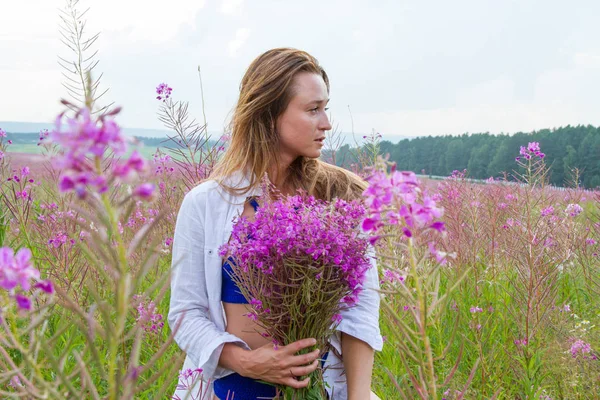 Girl Collects Wildflowers Summer Portrait — Stock Photo, Image