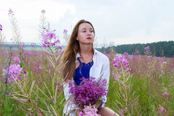 Fille Recueille Des Fleurs Sauvages Portrait Été — Photo