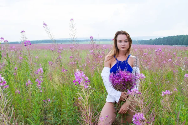 Dziewczyna Zbiera Kwiaty Portret Letni — Zdjęcie stockowe