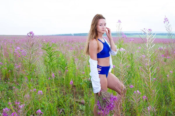 Fille Recueille Des Fleurs Sauvages Portrait Été — Photo