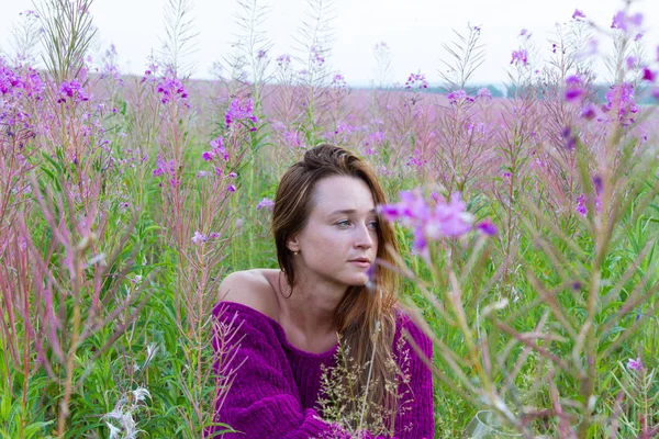 Chica Con Una Copa Vino Campo Entre Las Flores —  Fotos de Stock