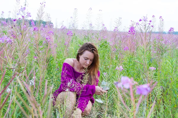 Fille Avec Verre Vin Dans Les Champs Parmi Les Fleurs — Photo