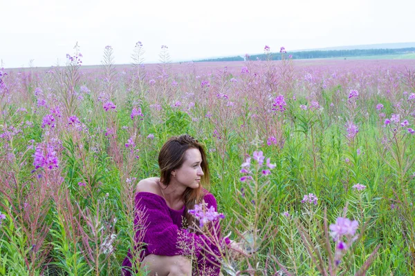 Chica Con Una Copa Vino Campo Entre Las Flores — Foto de Stock