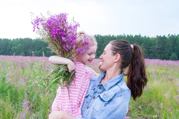Щаслива Мама Дочка Полі Серед Диких Квітів — стокове фото