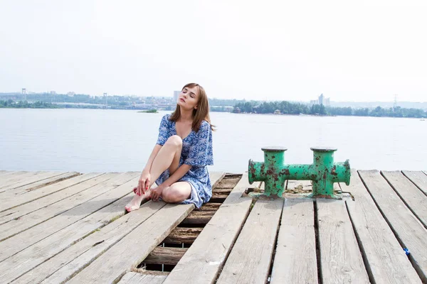 Fille Est Assise Sur Vieille Jetée Bois Sur Rivière Angara — Photo