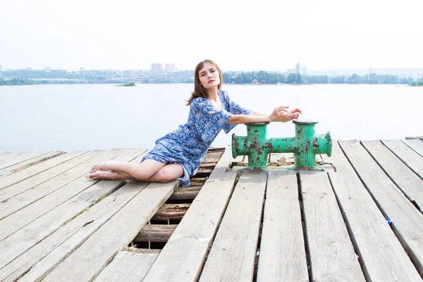 Ragazza Siede Sul Vecchio Molo Legno Sul Fiume Angara — Foto Stock