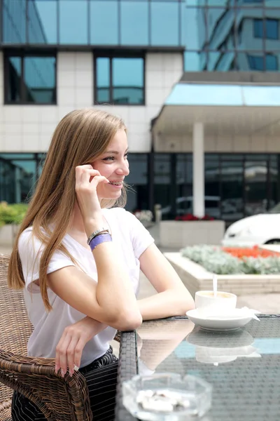 Niña Sienta Una Mesa Café Calle — Foto de Stock