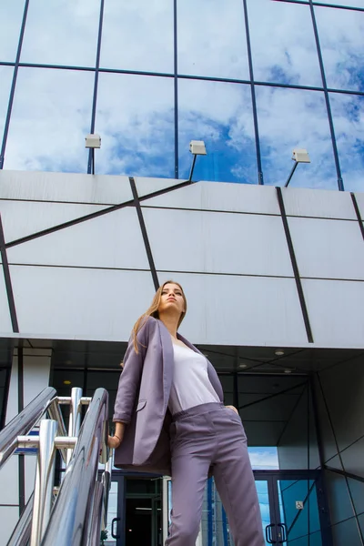 İş merkezinin arka planda pantsuit iş kadın