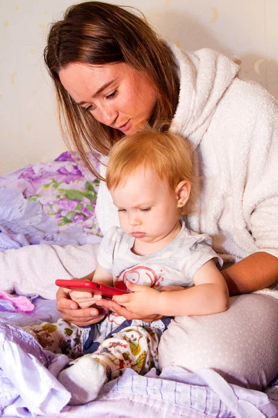 Mom Daughter View Photos Smartphone Screen — Stock Photo, Image