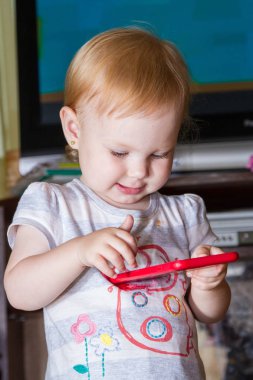 küçük çocuk modern bir akıllı telefon tutuyor