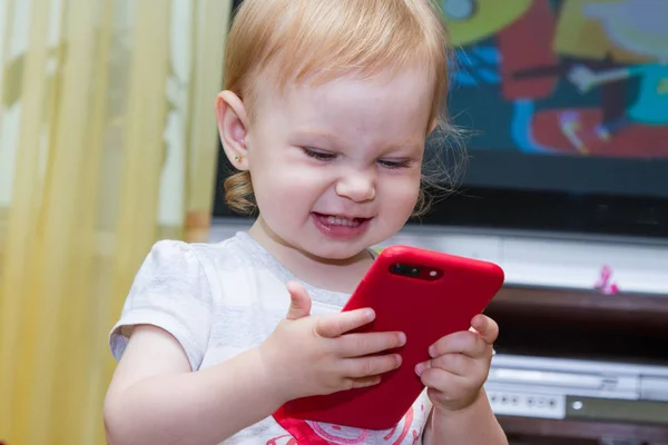 Küçük Çocuk Modern Bir Akıllı Telefon Tutuyor — Stok fotoğraf