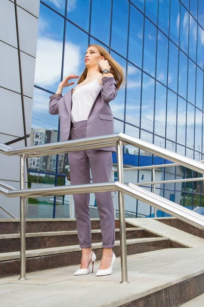 Jonge Zakenvrouw Achtergrond Van Het Business Center — Stockfoto