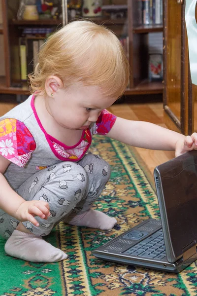 Küçük Çocuk Dizüstü Bilgisayar Açmaya Çalışıyor — Stok fotoğraf