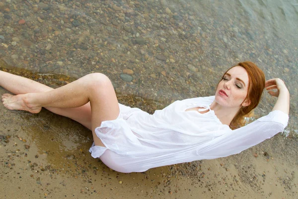 Girl Wet Clothes Lies Beach — Stock Photo, Image