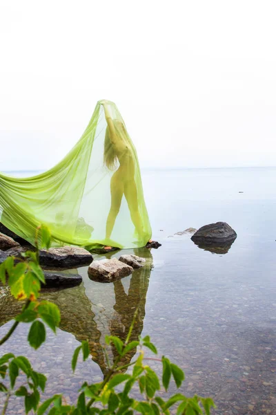 Nacktes Schlankes Mädchen Steht Unter Der Stola Ufer Des Baikalsees — Stockfoto
