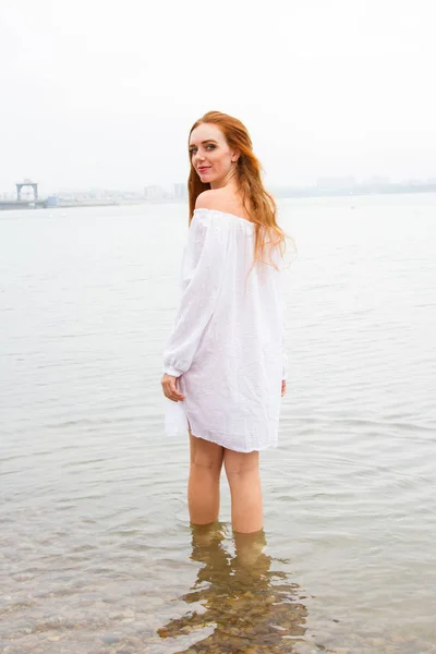 Mädchen Weißen Kurzen Kleid Auf Einem Teichhintergrund — Stockfoto