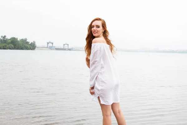 Menina Vestido Curto Branco Fundo Uma Lagoa — Fotografia de Stock