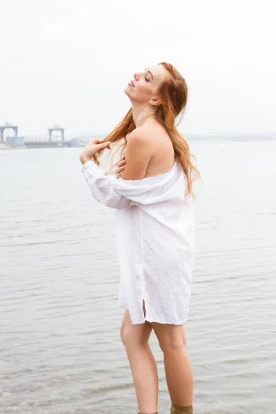 Mädchen Weißen Kurzen Kleid Auf Einem Teichhintergrund — Stockfoto