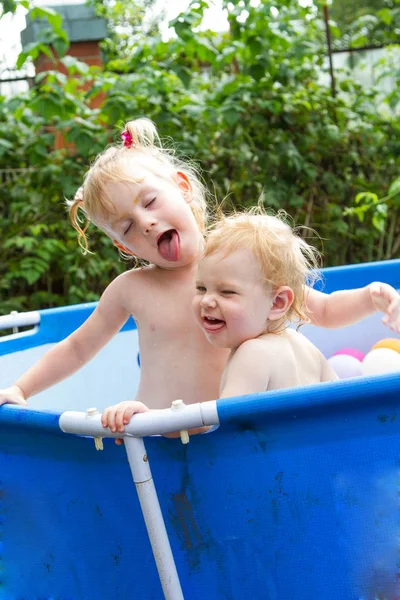 Niños Nadando Una Piscina Móvil — Foto de Stock