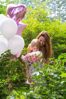 Annem kıza bir oyuncak bebek verdi.