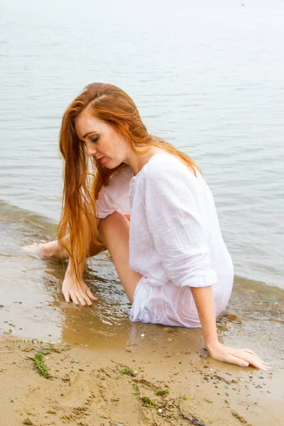 Ragazza Vestiti Bagnati Siede Sulla Linea Surf — Foto Stock