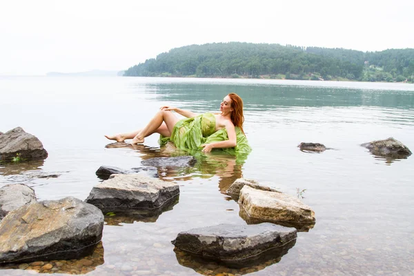 Γυμνό Κορίτσι Κάθεται Πέτρες Στο Νερό Και Κρύβεται Πίσω Από — Φωτογραφία Αρχείου