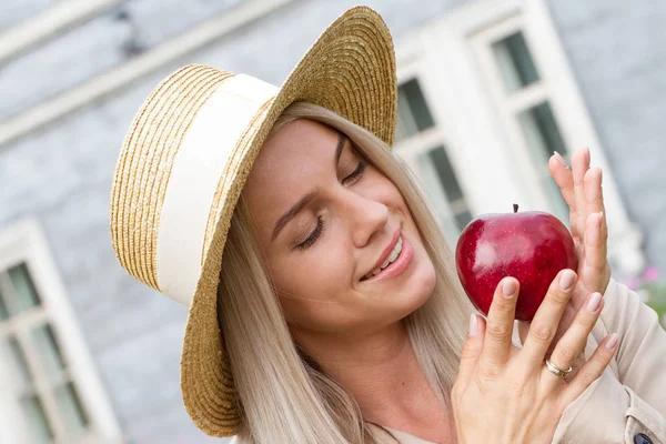 Blonde Straw Hat Holds Red Apple Her Hands — Stock Photo, Image