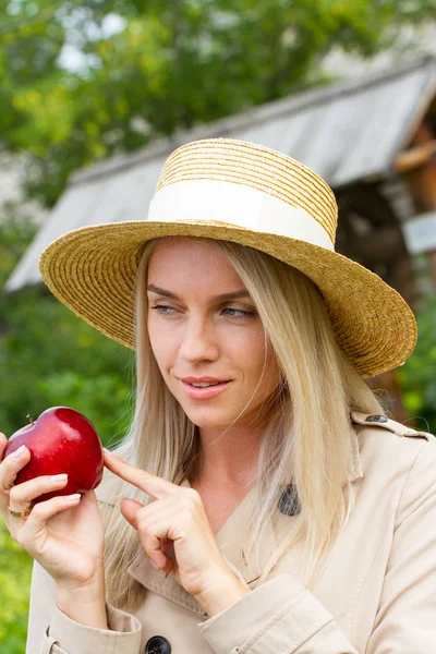 Portrait Young Blonde Straw Hat Apple — Stock Photo, Image
