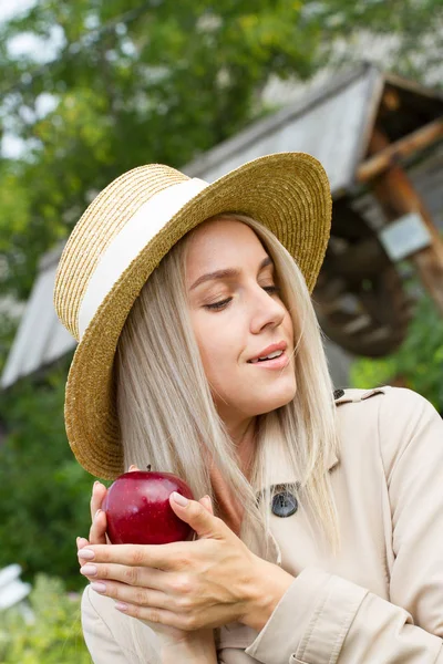 Portrait Young Blonde Straw Hat Apple — Stock Photo, Image