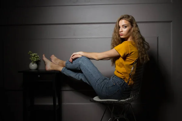 Meisje Een Geel Shirt Jeans Zit Bij Salontafel — Stockfoto