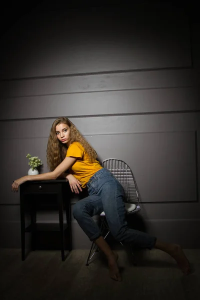 Menina Uma Camiseta Amarela Jeans Senta Mesa Café — Fotografia de Stock