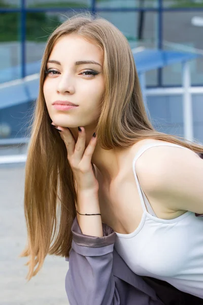 Giovane Ragazza Abito Lavoro Siede Una Panchina Sullo Sfondo Edificio — Foto Stock